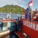 Evakuasi dua nelayan yang mengalami kapal mati mesin di tengah lautan Mentawai. (Foto: Dok. Basarnas)