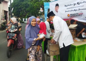 Braditi Moulevey Berbagi Ratusan Takjil Untuk Warga Rawa Domba