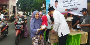 Braditi Moulevey Berbagi Ratusan Takjil Untuk Warga Rawa Domba