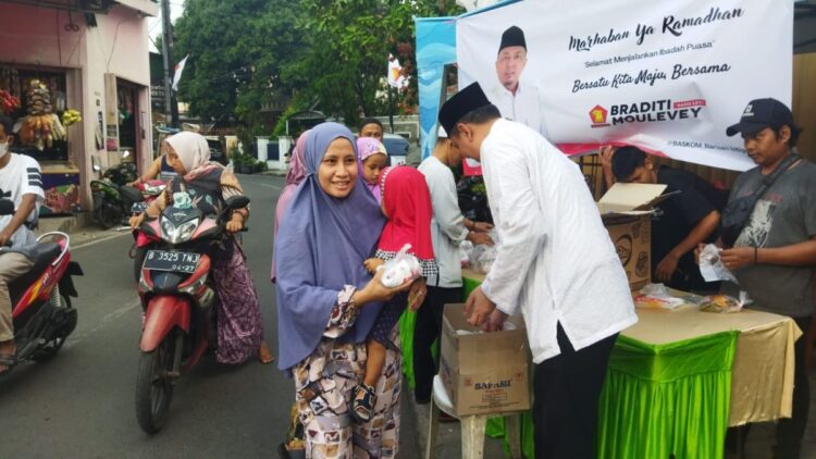 Braditi Moulevey berbagi takjil