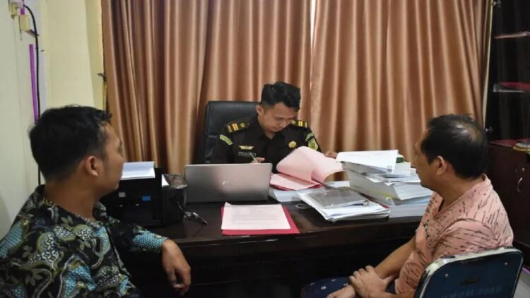 Penyidik Kejaksaan Negeri Pasaman Barat saat memeriksa berkas dokumen dan tersangka inisial AT pada perkara dugaan tindak pidana korupsi pembayaran belanja perjalanan dinas pada sekretariat DPRD setempat tahun anggaran 2018. (Foto: ANTARA)