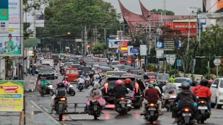 Salah satu keramaian lalu lintas dalam kota di Bukittinggi, Sumatera Barat. Kepolisian setempat melakukan langkah antisipasi kemacetan jelang Lebaran 2023 (Antara/HO-Dokumen Pribadi)