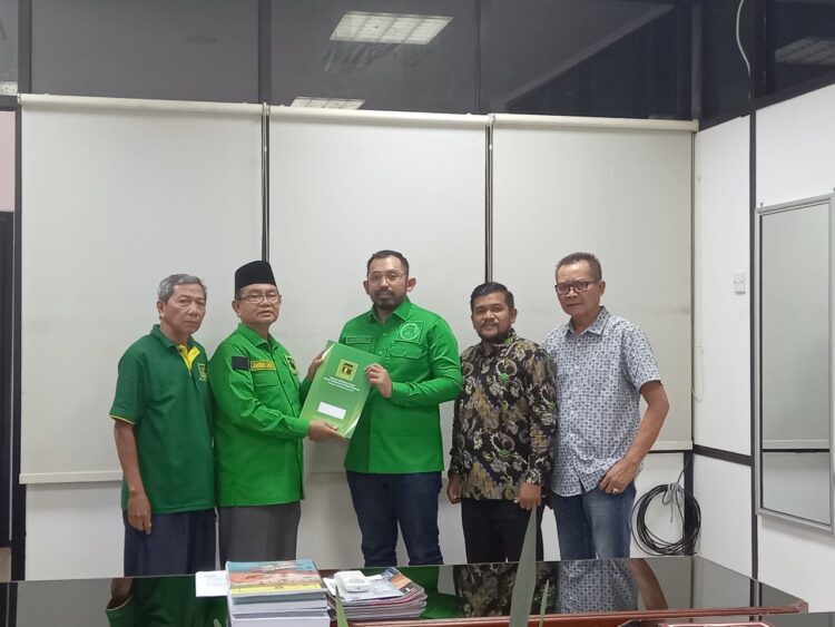 Penyerahan SK dilakukan oleh Wakil Ketua DPW Bidang OKK, H. Amora Lubis atas nama Ketua DPW PPP Sumbar kepada Ketua DPC PPP Kota Padang definitif, Nikki Lauda Hariyona. (Foto: Dok. PPP Sumbar)