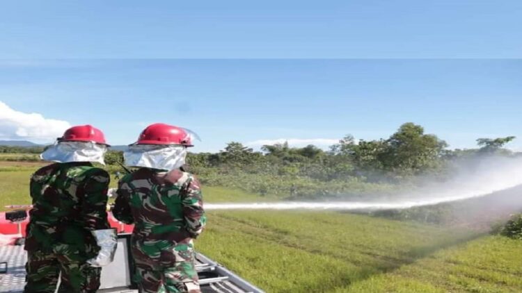 Petugas damkar Lanud Sutan Sjahrir Padang melaksanakan latihan simulasi penanggulangan kebakaran lahan. (Foto: Dok. Infopublik)