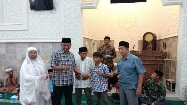 Bayar Iuran BPJS 65 Ribu Warga Kurang Mampu, Pemkab Pessel Alokasikan Rp38 M 1 Bupati Pesisir Selatan Rusma Yul Anwar menyerahkan kartu tanda kepesertaan BPJS Kesehatan pada masyarakat. (ANTARA/Teddy Setiawan)