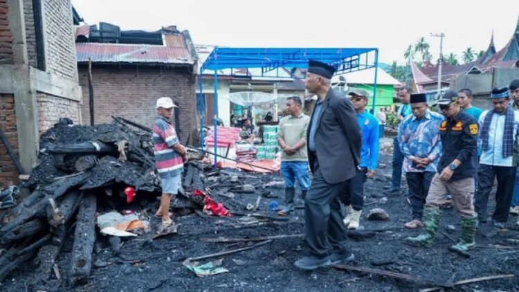 Gubernur Sumatera Barat Mahyeldi Ansharullah meninjau dampak kebakaran di Nagari Muaro Pingai, Kecamatan Junjung Sirih, Kabupaten Solok. (ANTARA/HO Adpim Sumbar)