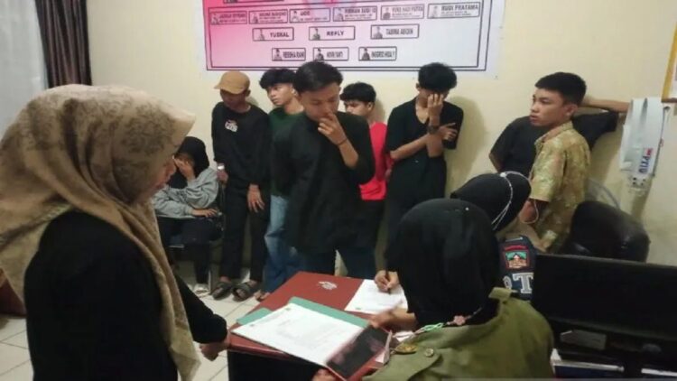 Petugas melakukan pemeriksaan terhadap sejumlah remaja yang terjaring razia Satpol PP-Damkar setempat. (Antara/HO-Satpol-PP Damkar Dharmasraya)