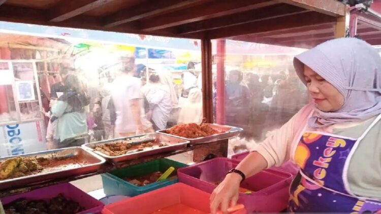 Jajanan Tradisional jadi Pilihan Menu Berbuka Puasa di Pasar Pabukoan Alahanpanjang 1 Salah seorang pedagang tengah mengambilkan sambal untuk pembelinya di Pasar pabukoan Alahanpanjang, Kecamatan Lembah Gumanti, Kabupaten Solok, Sumbar (ANTARA/Laila Syafarud)