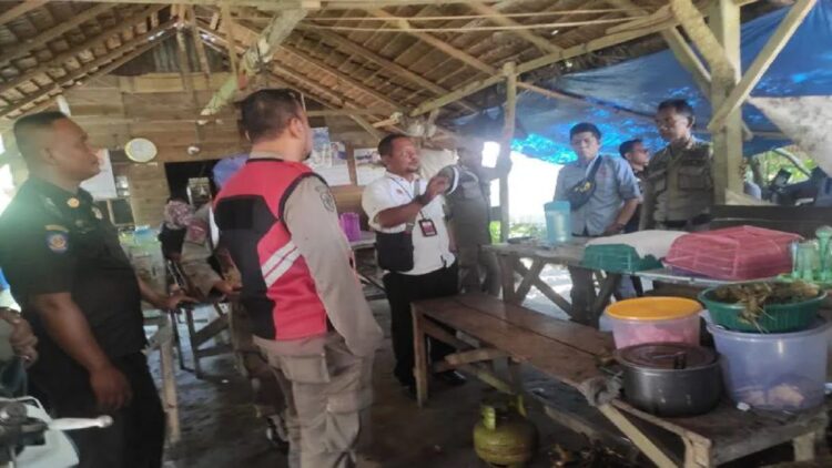 Anggota Satpol PP dan Damkar Pariaman, Sumbar menyidak rumah makan yang berjualan siang hari Ramadhan 1444 hijriah. ANTARA/HO-Satpol PP dan Damkar Pariaman