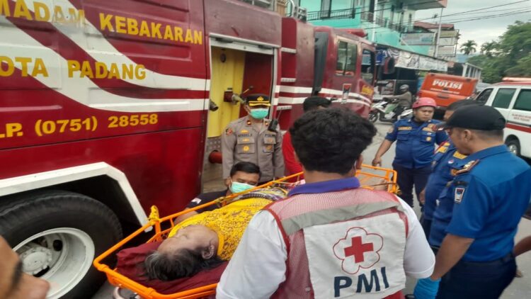 Temani Adik Ipar Berobat, Perempuan asal Mentawai Ditemukan Tewas di Penginapan 1 Petugas Damkar mengevakuasi mayat perempuan di lantai dua penginapan di depan RS Yos Sudarso Padang. (Foto: Dok. Istimewa)