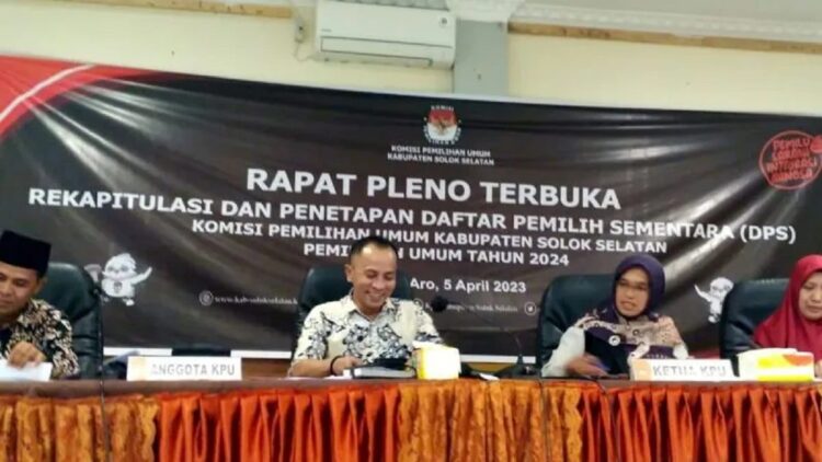 Ketua KPU Solok Selatan Nila Puspita beserta Komisioner KPU memimpin rapat pleno terbuka penetapan Daftar Pemilih Sementara (DPS) Pemilu 2024 di hotel Pesona Alam Sangir, Rabu (5/4/2023). ANTARA/Erik