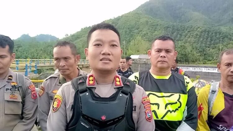 Kapolres Pasaman Barat AKBP Agung Basuki ingatkan masyarakat waspada uang palsu jelang lebaran. (Antara/Altas Maulana).