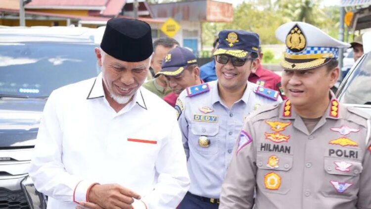 Gubernur Sumbar, Mahyeldi saat melepas tim untuk memantau pelaksanaan sistem satu jalur (oneway) Padang-Bukittinggi. (ANTARA/Dok Adpim Sumbar)