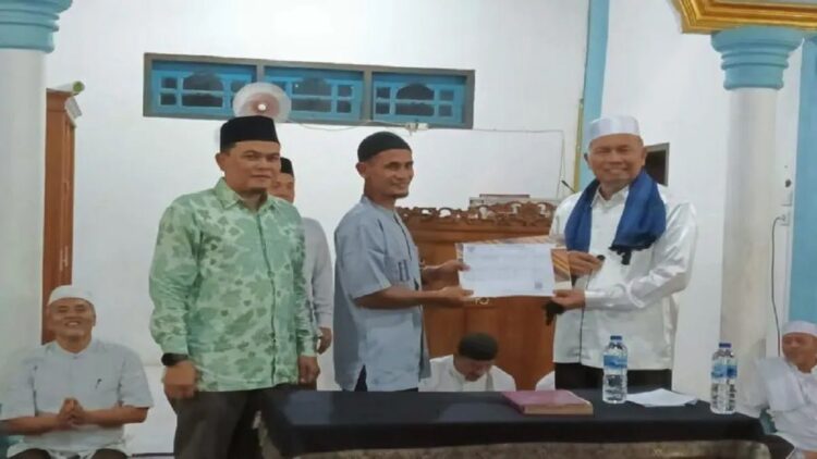 Pemkab Pasbar Selesaikan Data Kependudukan 84.302 KK 71 Nagari Pemekaran 1 Bupati Pasaman Barat, Sumbar, Hamsuardi saat menyerahkan kartu keluarga kepada salah seorang warga di nagari pemekaran di Kecamatan Kinali dalam rangka percepatan administrasi kependudukan di Simpang Empat, Senin (10/4/2023). FOTO ANTARA/HO-Humas Pemkab Pasaman Barat