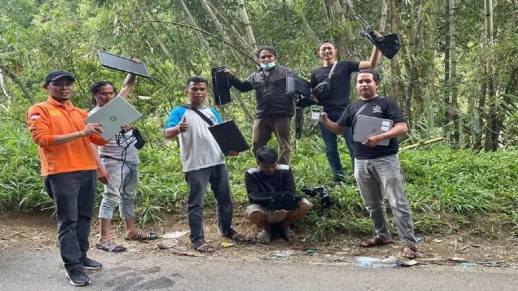 Jajaran Satreskrim Polresta Bukittinggi menangkap pelaku pembobol Bank Mandiri yang berhasil menggondol barang-barang elektronik berharga (Antara/HO-Polresta Bukittinggi)