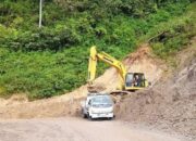 Pemprov Sumbar Perlebar Jalan Sempit di Jalur Sicincin-Malalak dan Siapkan Alat Berat