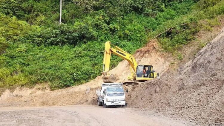 Pemprov Sumbar Perlebar Jalan Sempit di Jalur Sicincin-Malalak dan Siapkan Alat Berat 1 Pembersihan jalan alternatif Sicincin-Malalak. (ANTARA/Dinas BMCKTR)