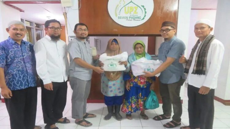 Ratusan Duafa Terima Paket Lebaran dari UPZ Baznas Semen Padang 1 UPZ Baznas Semen Padang menyalurkan 288 paket lebaran untuk dhuafa dilingkungan perusahan tersebut. (ANTARA/HO)