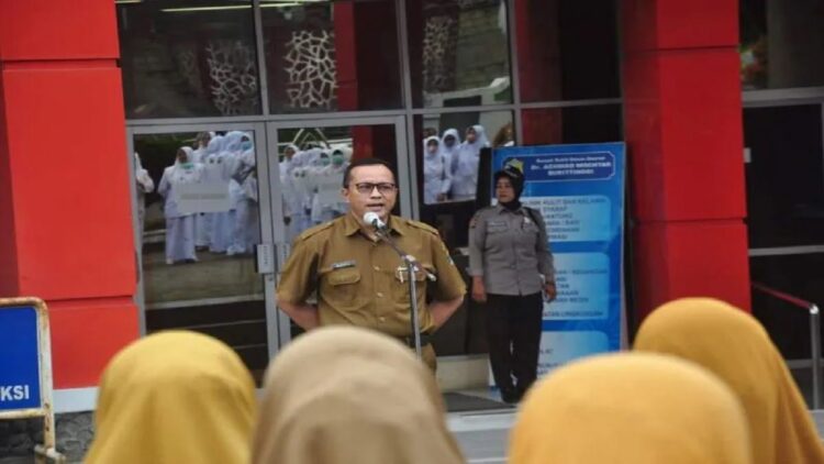 Libur Lebaran, RSAM Bukittinggi Pastikan Layanan Tetap Diberikan secara Maksimal 1 Direktur Utama RSAM Bukittinggi, Busril, saat memimpin kegiatan di rumah sakit setempat bersama jajaran kesehatan. RSAM maksimalkan pelayanan selama libur lebaran 2023. (Foto: ANTARA)