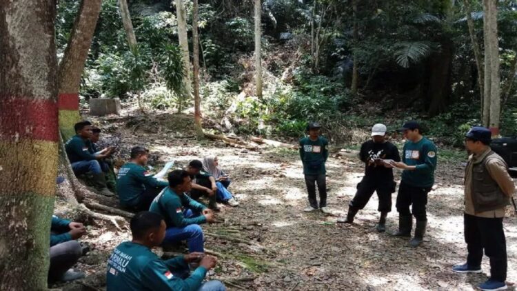 Ketua Tim Pelaksana dari BKSDA Sumbar, Rusdiyan P Ritonga memberikan arahan kepada peserta, Rabu (12/4). (Foto: ANTARA)