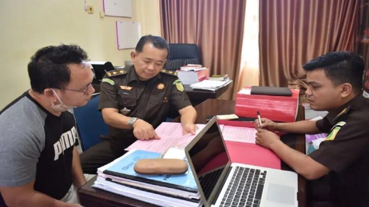 Kepala Seksi Pidana Khusus Kejaksaan Negeri Pasaman Barat Andi Suryadi beserta penyidik saat memeriksa berkas dokumen salah satu tersangka pembangunan RSUD sebelum diserahkan ke Jaksa Penuntut Umum bersama lima orang tersangka lainnya, Rabu (12/4/2023). ANTARA/HO-AM