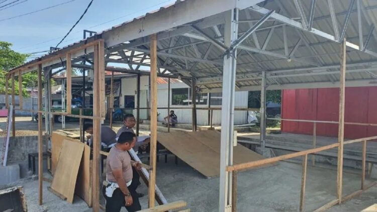 Personel Polres Pasaman Barat sedang menyiapkan pos pelayanan dan pengamanan libur lebaran 1444 hijriah. (Antara/Altas Maulana).