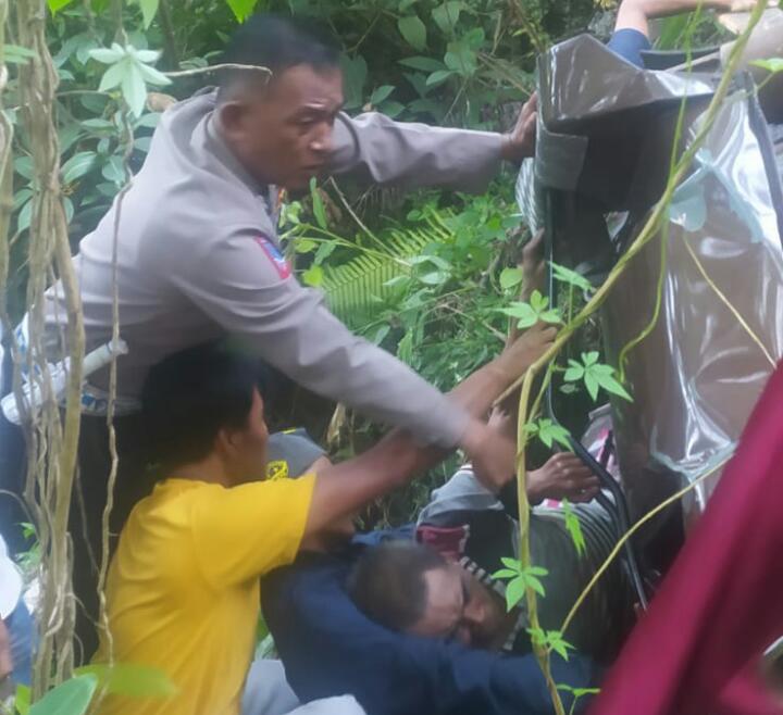 Truk Bawa Muatan Besi Masuk Jurang di Indarung Padang, Sopir Luka-luka 1 IMG 20230414 WA0007