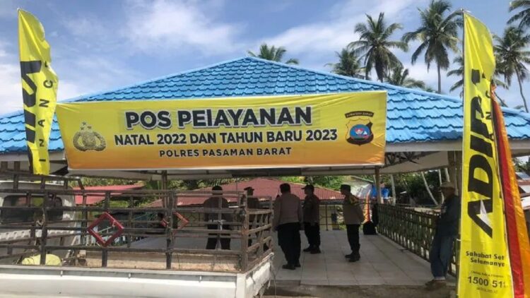 Kepala Polres Pasaman Barat AKBP Agung Basuki bersama anggota saat meninjau pos pengamaman Lebaran 2023. (ANTARA)