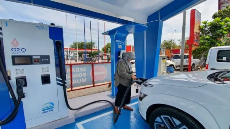 Layani Pengguna Kendaraan Listrik, PLN Siapkan SPKLU di sepanjang Jalur Mudik 1 Seorang perempuan di SPKLU terlihat sedang mengisi daya energi mobil listrik. Otomotif Indonesia sudah mulai fokus pada moda yang satu ini. (dok. Antara)
