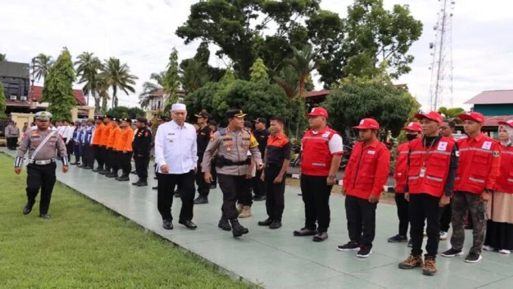 Polres Pasbar Kedepankan Tindakan Humanis selama Operasi Ketupat Singgalang 1 Kepala Polres Pasaman Barat AKBP Agung Basuki saat memeriksa pasukan pada apel gelar pasukan Operasi Ketupat 2023, di Simpang Empat, Sumbar, Senin (17/4/2023). ANTARA/Altas Maulana.