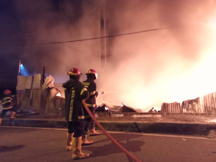 Gudang Pengepul Barang Bekas di Padang Terbakar, Kerugian Capai Ratusan Juta 1 IMG 20230417 WA0010