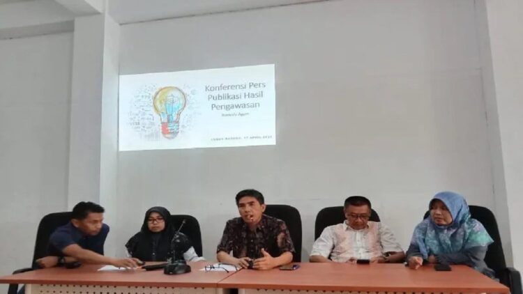 Ketua Bawaslu Agam Elvys (tengah) pada konferensi pers di Kantor Bawaslu setempat, Senin (17/4/2023). (Foto: ANTARA)