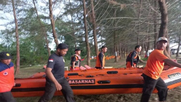 Antisipasi Bencana selama Libur Lebaran, Basarnas Pasaman Siagakan Personel-Peralatan 1 Personel Basarnas Pasaman Barat saat mengangkat boat untuk disiagakan selama libur Lebaran 2023. (Foto: Antara)