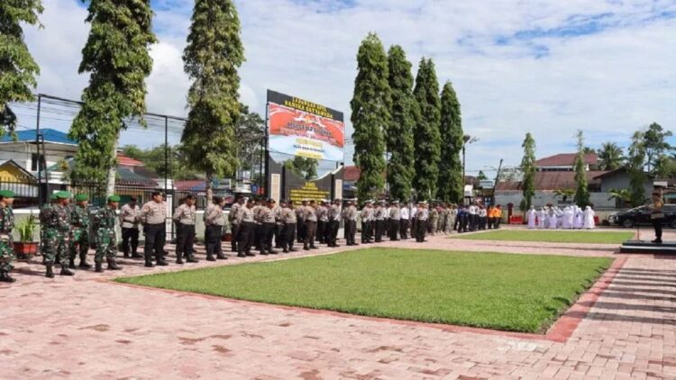 Kapolres Pasaman, AKBP Yudho Huntoro saat memimpin apel Gelar Pasukan Operasi Ketupat Singgalang 2023 di lapangan Sanika Satyawada Mako Polres Pasaman, Senin (17/4). (Foto: ANTARA)