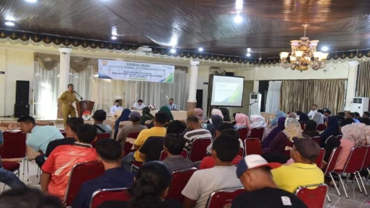 Wali Kota Pariaman, Sumbar Genius Umar sedang memberikan sambutan pada Sosialisasi Jaminan Sosial Ketenagakerjaan kepada tenaga kerja non-ASN di lingkungan Dinas Perumahan Permukiman Lingkungan Hidup Kota Pariaman, Senin (17/4). ANTARA/HO-Diskominfo Pariaman