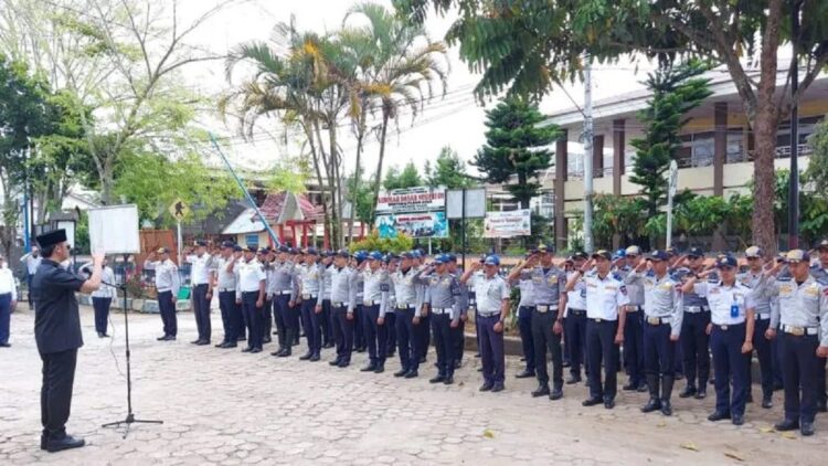 Personel Dishub Kota Bukittinggi saat diberikan arahan oleh Wali Kota Erman Safar dalam persiapan tugas lapangan selama libur Lebaran (Antara/Al Fatah)