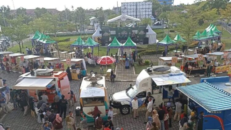 Sejumlah masyarakat membeli kebutuhan dalam Sumarak Ramadhan di Masjid Raya Sumbar. ANTARA/Dok Dinas Pariwisata Sumbar