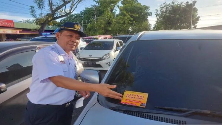 Tekan Angka Kecelakaan, KAI Sumbar Minta Masyarakat Waspada di Perlintasan Sebidang 1 Vice President PT KAI Divre II Sumatera Barat, Sofan Hidayah saat sosialisasi keselamatan di perlintasan sebidang. (ANTARA/PT KAI Divre II Sumbar)