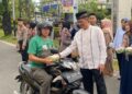 Ratusan Takjil Disebar Polisi dan Perhimpunan Hotel ke Pengendara di Padang 5 Ratusan Takjil Disebar Polisi dan Perhimpunan Hotel ke Pengendara di Padang