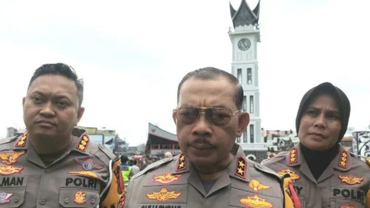 Kapolda Sumbar Klaim Penerapan One Way Hari Pertama Berjalan Lancar 1 Kapolda Sumbar, Irjen Pol Suharyono saat memantau Posko Terpadu di Jam Gadang Bukittinggi (Antara/Al Fatah)