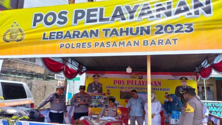 Polres Pasbar Catat Delapan Lakalantas Terjadi saat Operasi Ketupat 1 Kepala Polres Pasaman Barat AKBP Agung Basuki beserta jajaran saat meninjau Pos pelayanan Lebaran 2023. (ANTARA/HO-AM)