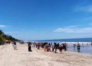 Lima Ribu lebih Pengunjung Padati Pantai Sikabau Pasaman Barat