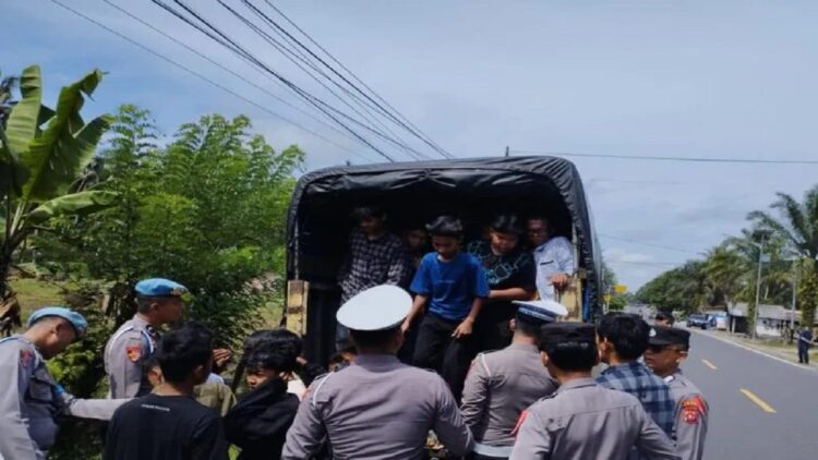 Ratusan Senjata Mainan Disita Polisi di Agam selama Libur Lebaran 1 Anggota Polres Agam mengamankan senjata mainan. Dok Polres Agam