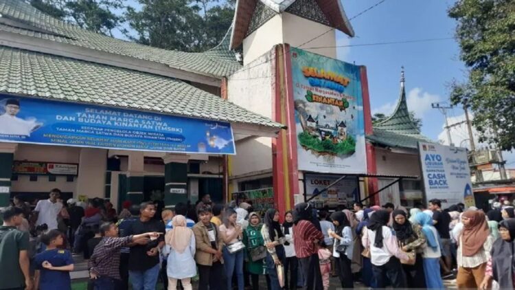 Gerbang pintu masuk objek wisata Taman Marga Satwa Bukittinggi Kinantan (TMSBK) di Kota Bukittinggi, Sumatera Barat yang dipadati pengunjung (Antara/Al Fatah)