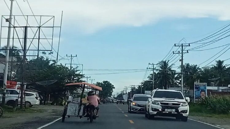 Arus Mudik di Pasbar Mulai Ramai, Aktifitas di Terminal Meningkat 1 Arus mudik lintas Simpang Empat Kabupaten Pasaman Barat-Manggopoh mulai meningkat dua hari jelang Lebaran 2023, Kamis. (Foto: ANTARA)