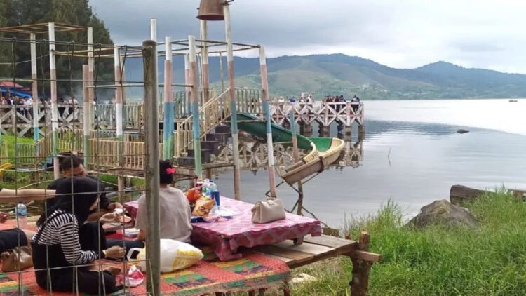 Sejumlah pengunjung tengah menikmati keindahan alam objek wisata Alahan Panjang Resort, Kecamatan Lembah Gumanti, Kabupaten Solok, Sumbar (ANTARA/Laila Syafarud)