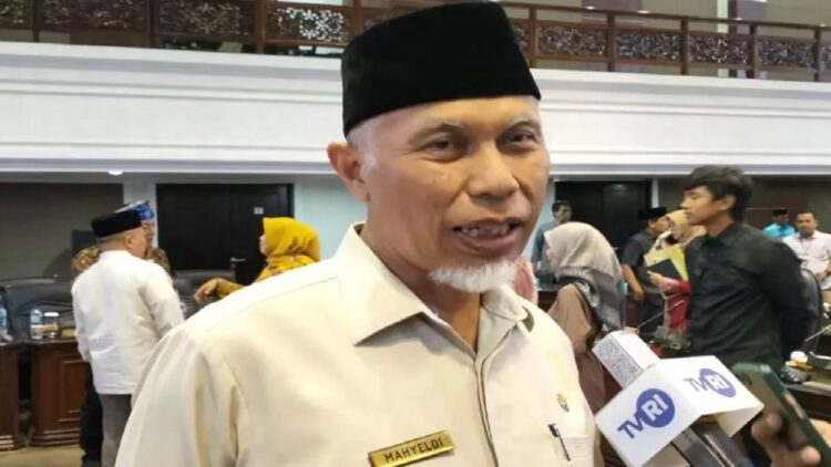 Puluhan Warga Sumbar Berhasil Dievakuasi dari Sudan, Gubernur Apresiasi Pemerintah 1 Gubernur Sumatera Barat Mahyeldi saat memberikan keterangan di Padang, Sumatera Barat, Jumat, (28/4/2023). (ANTARA/Muhammad Zulfikar)
