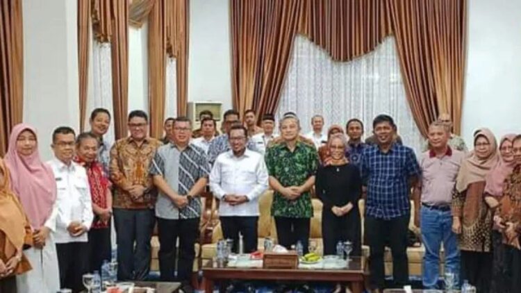Bupati Tanahdatar Eka Putra Foto bersama rombongan Bappenas RI di Indo Jolito Batusangkar Rabu, (26/4) malam (Antara/Etri Saputra)