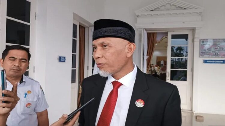 Picu Macet dan Kecelakaan, Gubernur Sumbar Sesalkan Kebiasaan Minta Sumbangan di Jalan 1 Gubernur Sumbar, Mahyeldi. (ANTARA/Miko Elfisha)