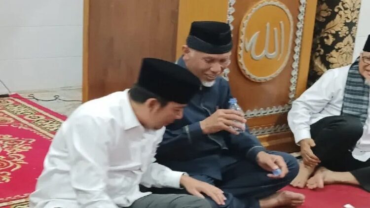 Gubernur Sumbar Mahyeldi bersama Wali Kota Sawahlunto Deri Asta. (ANTARA/Miko Elfisha)